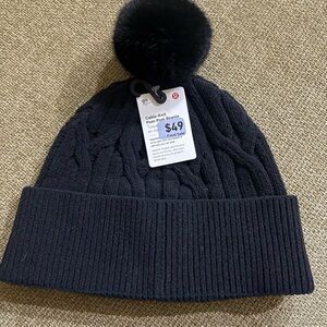 Lululemon Women’s Cable-Knit Pom Pom Beanie NWT Black